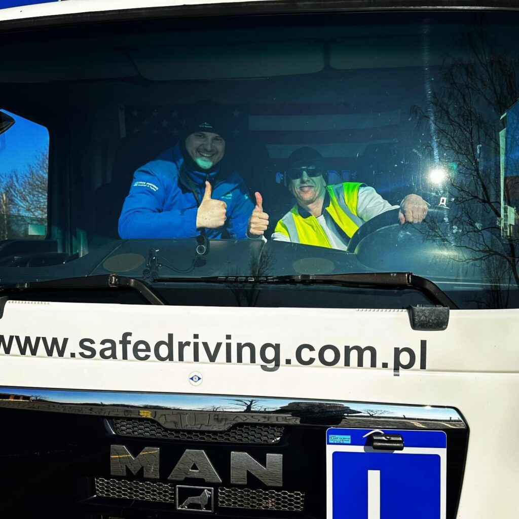 Dobry instruktor i zadowolony kursant w Safe Driving Kowalczyk&Tajsiak